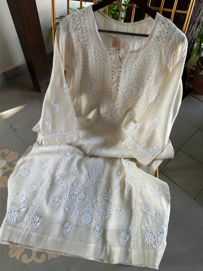 Off White Chanderi Chikankari Ready To Wear Kurta With Mukaish Kamdani