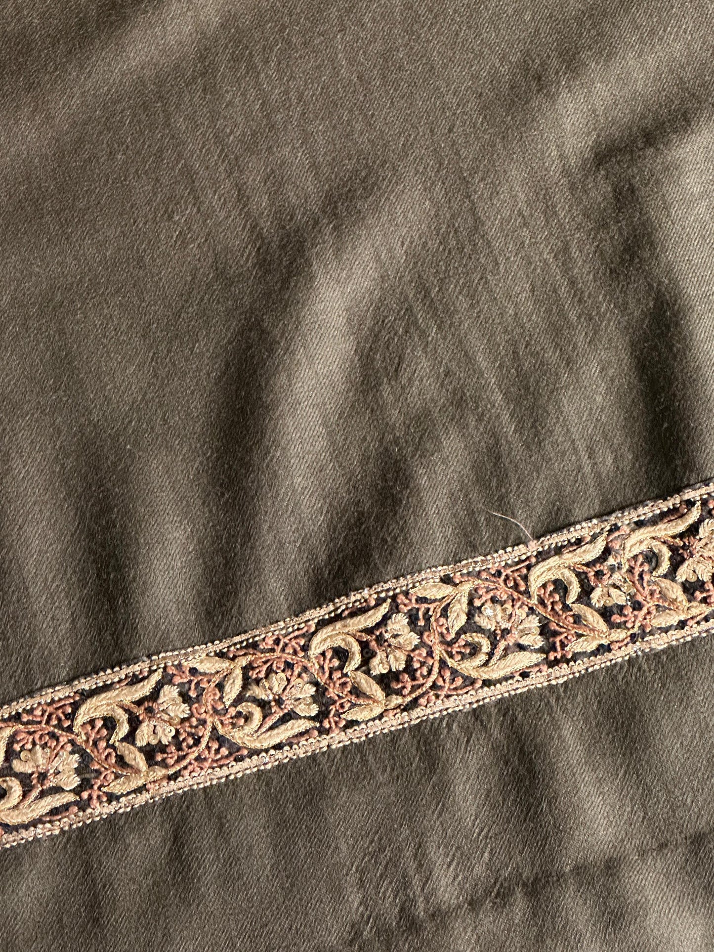 Cloudy Grey Shade Kashmiri Pashmina Phiran with Handcrafted Ari & Chikankari Embroidery