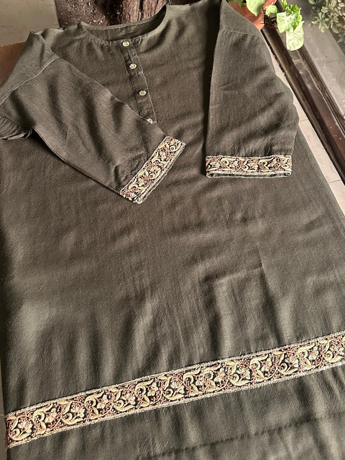 Cloudy Grey Shade Kashmiri Pashmina Phiran with Handcrafted Ari & Chikankari Embroidery