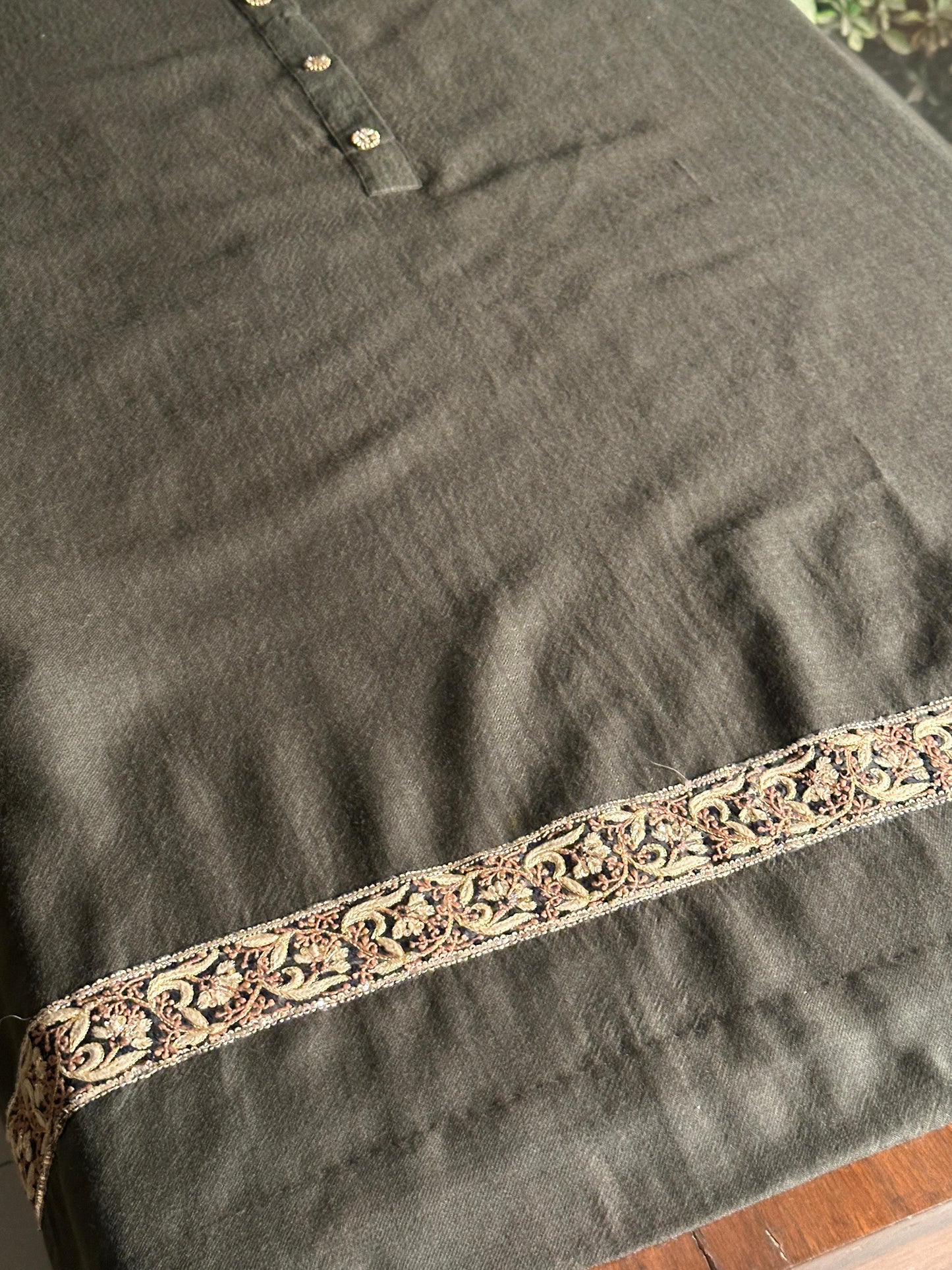 Cloudy Grey Shade Kashmiri Pashmina Phiran with Handcrafted Ari & Chikankari Embroidery