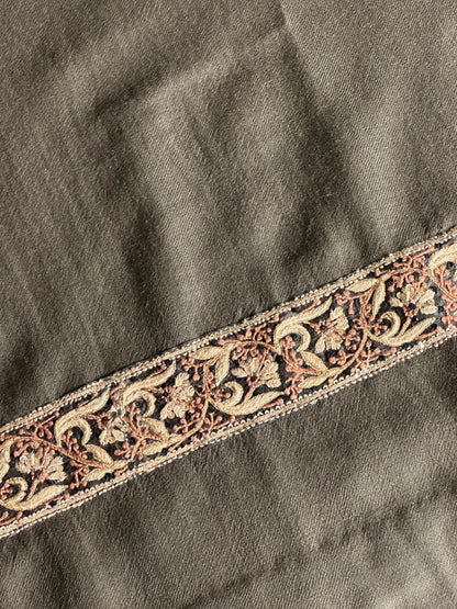 Cloudy Grey Shade Kashmiri Pashmina Phiran with Handcrafted Ari & Chikankari Embroidery
