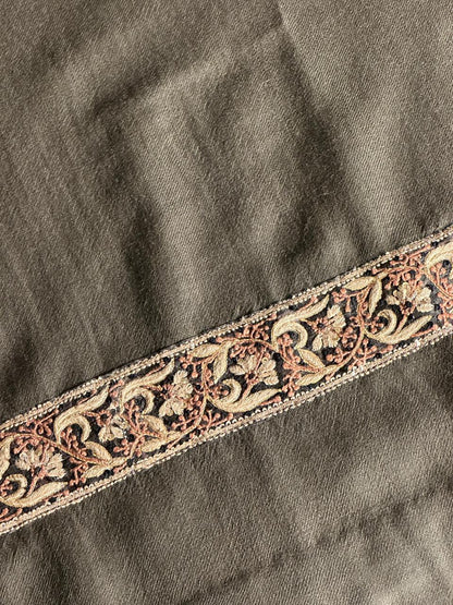 Cloudy Grey Shade Kashmiri Pashmina Phiran with Handcrafted Ari & Chikankari Embroidery