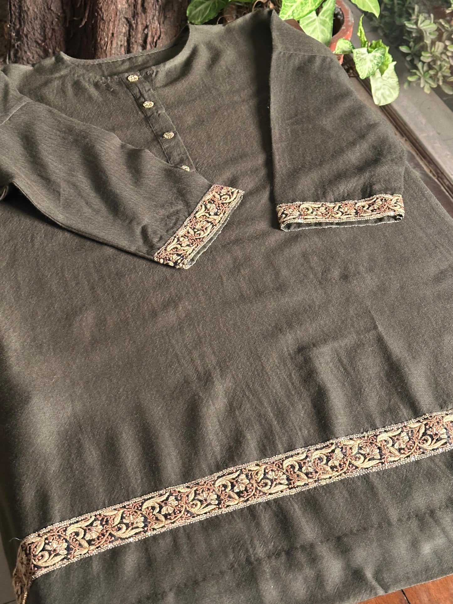 Cloudy Grey Shade Kashmiri Pashmina Phiran with Handcrafted Ari & Chikankari Embroidery