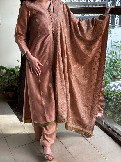Heirloom Chikankari
Dupatta Dagla | Terracotta Pink
